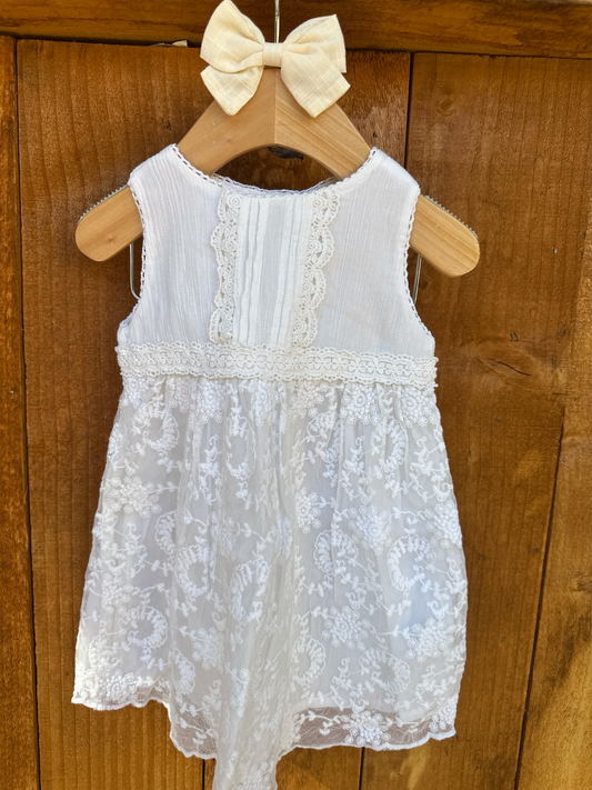 Baby B’gosh Ivory Lace Baby Dress Size 9MO In EUC w/linen Hair Clip