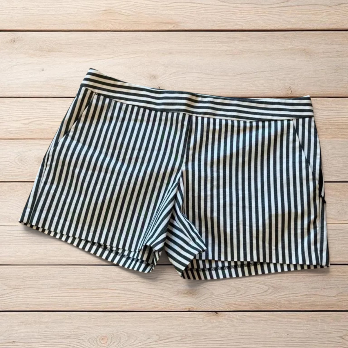 Express Tailored Striped Dress Shorts Size 4